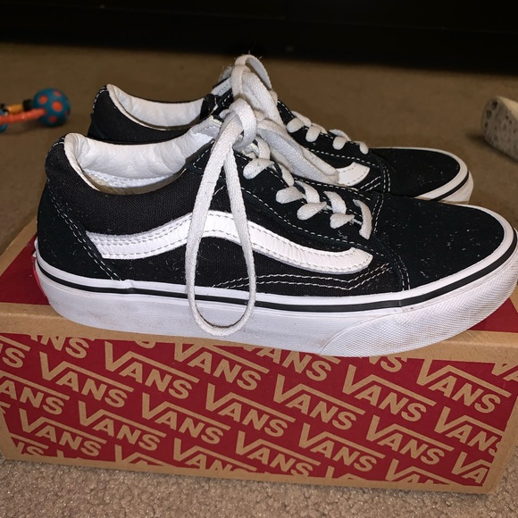 Boys Old Skool black and white Vans. Size 2. - Picture 4 of 7